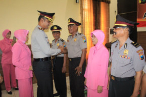 Kapolres Pasuruan Pimpin Apel Kenaikan Pangkat Anggota Berprestasi.