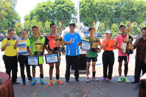 Kapolres Pasuruan Tutup Lomba Volly Dengan Terjun Sebagai Pemain.