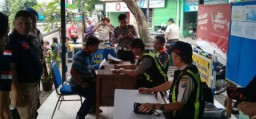 Kasat Lantas di Bantu Satresnarkoba Pasuruan, Cek Urine Para Supir Bus