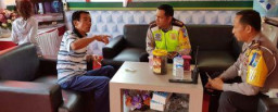 Kapolres Pasuruan Ajak Bincang  Pemudik Yang Istirahat di Pos Pelayanan.