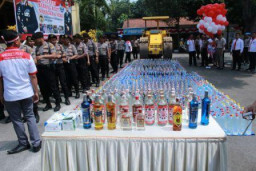 Polres Pasuruan dan Jajaran Samping Serta Toga Tomas Musnahkan Barang Bukti Miras dan Narkoba