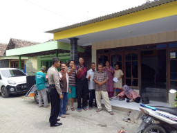 Bhabinkamtibmas Desa Manaruwi Bangil Pasuruan Pantau Jalannya Pilkades.