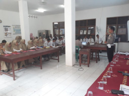 Kanit Dikyasa Datangi Sekolah Sekolah, Sosialisasikan Safety Riding.