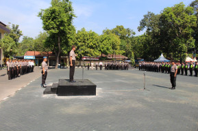 Kapolres Pasuruan Beri Reward Pada Anggota Berprestasi.