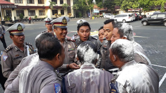 Siram Air, Telor dan Tepung, Surprise Kasat Lantas Pada Anggotanya Yang Ulang Tahun.