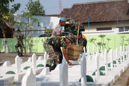 Peringati Hari Pahlawan, Polri Gelar Karya Bakti Bersama TNI.