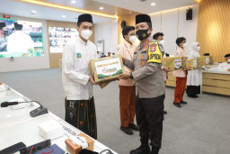 Wujudkan Jatim Bebas Covid-19, Kapolda &amp; Gubernur Jatim Canangan Gerakan Santri Bermasker