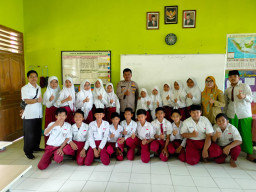 Polisi Beri Pembinaan dan Penyuluhan Bullying dan Bahaya Narkoba ke Pelajar SD di Gresik