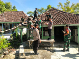 TNI dan Polri Bantu Perbaiki Atap Rumah Warga Rusak Akibat Puting Beliung