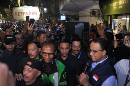 Pulang Kampung! Anies Malam Mingguan di Tunjungan Surabaya