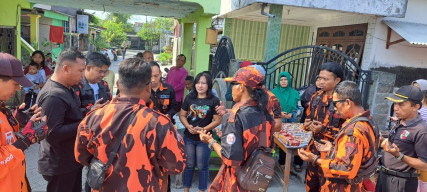 Warga Antusias, PAC-PP Cerme Bagikan Sembako Gratis di Gresik