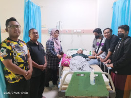 Sambangi Korban Pengeroyokan, Tiga Caleg DPR RI, DPRD Provinsi dan DPRD Gresik dari Partai Golkar Beri Bantuan
