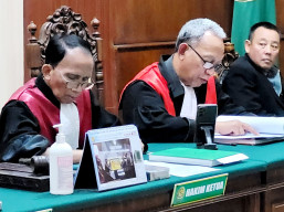TERDAKWA PANDU MARLI KEMPLANG PEMBAYARAN ALAT  PETUKANGAN, JAKSA TUNTUT 3 TAHUN 3 BULAN BUI, HAKIM PUTUSKAN BEBAS