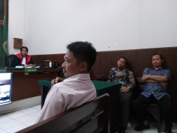 Dicecar Pertanyaan Kuasa Hukum Penggugat, Kacab YYM Gresik Bingung dan Terdiam