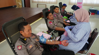 Sambut Hari Jadi ke-75, Polwan Polres Gelar Bakti Kesehatan Donor Darah