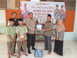 Budayakan Membaca, Polres Gresik Peduli Bagikan Buku ke Pelosok Desa