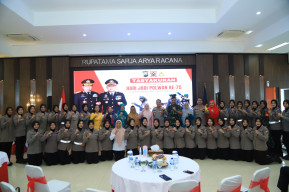 Kapolres Gresik Potong Tumpeng pada Tasyakuran Hari Jadi Polwan ke-75