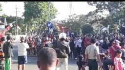Aksi Free Style Motor di Lomba Mobil Hias Kota Pasuruan, Ancam Nyawa Penonton.