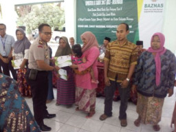 Kapolsek Kejayan Pasuruan Hadiri Penyerahan Dana Infaq 