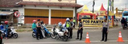 Jajaran AKP. Mellysa Urai Kemacetan Dijaga Sabhara Bersenjata Lengkap.