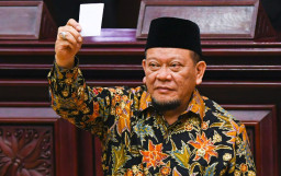 LaNyalla Ketua DPD RI, Minta OJK Buka Pengaduan Hotline.