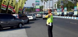 Kanit Lantas Polsek Pandaan Terjun Lapangan Atur Arus Mudik