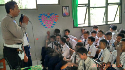 Polsek Gempol Ajari Ilmu Lalu Lintas Pada Anak Sekolah.