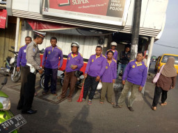 Jelang Natal dan Tahun Baru, Kanit Lantas Polsek Beji Beri Arahan Tukang Ojek.