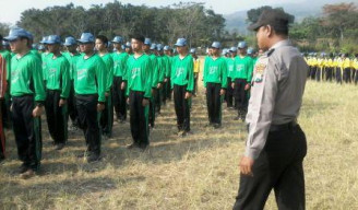 Polsek Prigen Beri Latihan Baris Berbaris Pada Siswa SMKN I Prigen.