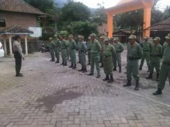Bhabinkamtibmas Polsek Prigen Beri Penyuluhan Anggota Linmas