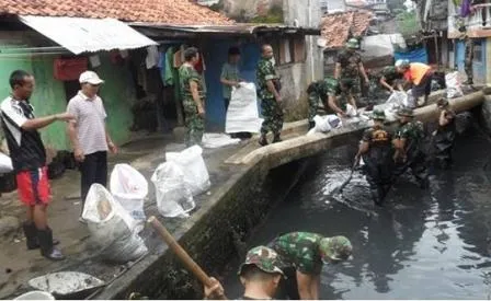 Dandim 0504/JS Beserta Warga Bersihkan Kali Krukut 