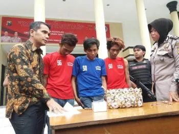 Kawanan Penjambret di Tangkap Aparat, 2 di Bawah Umur, 1 nya di Dor Betisnya.