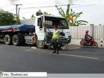 Sepasang Kekasih Tewas di Bawah Tronton Sambil Berpelukan(Laka Lantas)