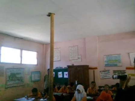 Gedung Sekolah Jebung Lor 1 Mau Ambruk  