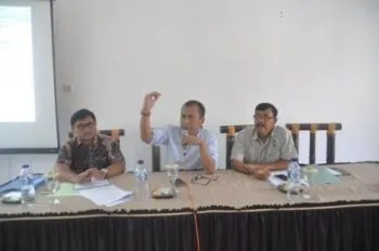   Diskoperindag Bondowoso Gandeng Tim Saber Pungli Beri Penyuluhan Hukum