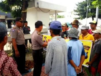   Puluhan Tukang Becak Dapat Penyuluhan Kamseltibcar Dari Kasat Binmas.