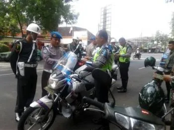   PM Bondowoso Gelar Operasi Waspada Wira Celurit  Anggota Lalulintas Tak Luput Dari Pemeriksaan.