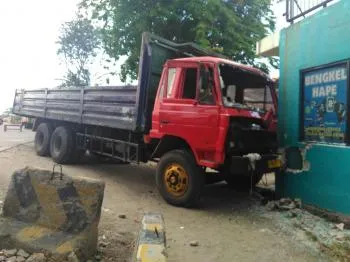 Diduga Rem Blong, Truck Hantam Rumah Kos Kawasan Tandes