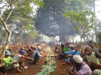 Ratusan Warga Makan Ketupat di Kuburan