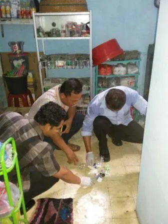 Kakek Umur 60 Tahun Ditemukan Tewas Didepan Pintu Kamar Dalam Posisi Duduk