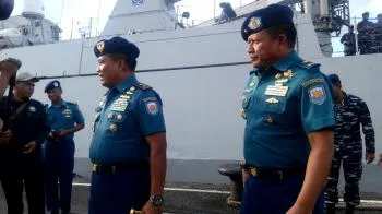 Satgas KAKADU 2016 KRI Hasanuddin-366 disambut Pangarmatim, Saat Tiba di Tanah Air