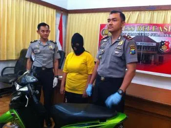 Purel Cafe Top One, Bawa Kabur Sepeda Motor Teman Kencan.