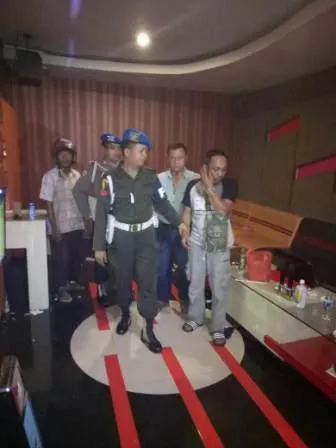 Diduga mabuk Cukrik, Anggota TNI Rusak Peralatan Rumah Karaoke.