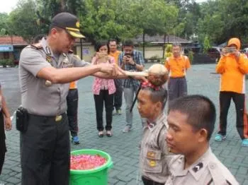 Kapolres Pasuruan Mandikan Air Kembang Pada 27 Bintara Remaja