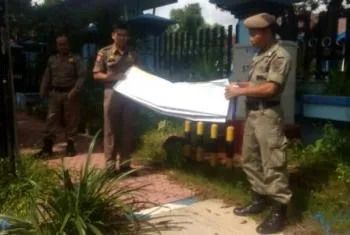 Satpol PP Copot Spanduk dan Bener Bermasalah.