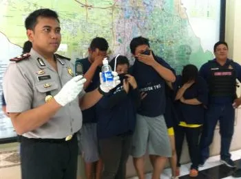 Pesta Sabu di Banyu Urib Wetan, 5 Orang di Gelandang Ke Mapolsek Dukuh Pakis.