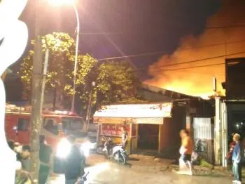 Dua Personil PMK Terluka Saat Bertugas Memadamkan Api