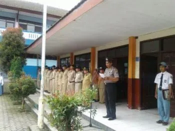 Kasium Polsek Nongkojajar Jadi Pembina Upacara Bendera di SMK Negeri 1 Tutur.