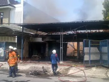 Satu Jam, 9 Unit Damkar Padamkan Kebakaran di Dukuh Kupang Barat