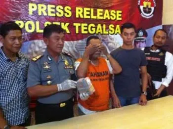 Lalukan Penipuan di Tunjungan Plaza, Ade Ilmiawan di Tangkap Satpam.